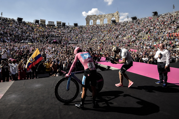 Giro-vinder skifter til Team Ineos